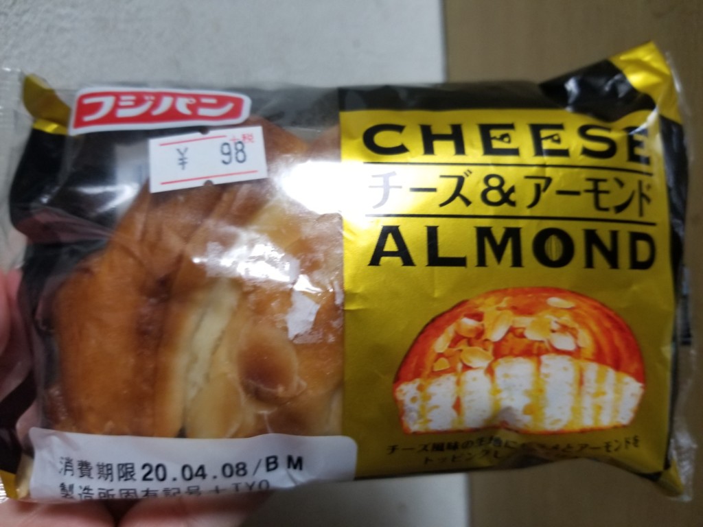 フジパン　チーズ&アーモンド