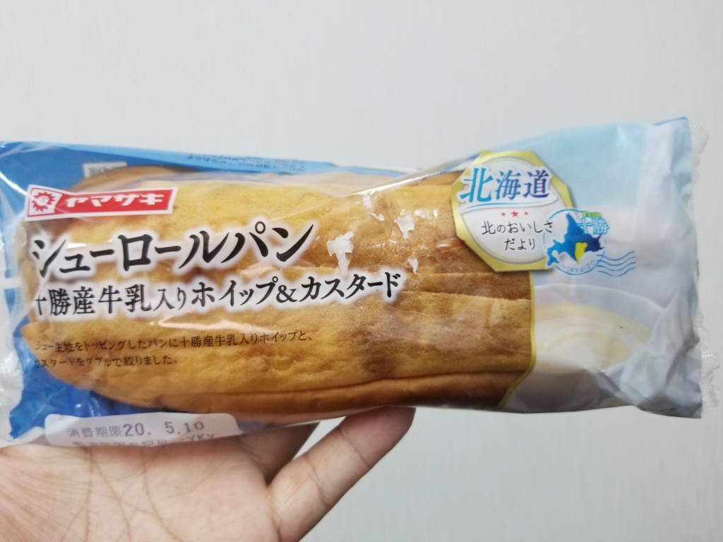 ヤマザキ　シューロールパン（十勝産牛乳入りホイップ＆カスタード）