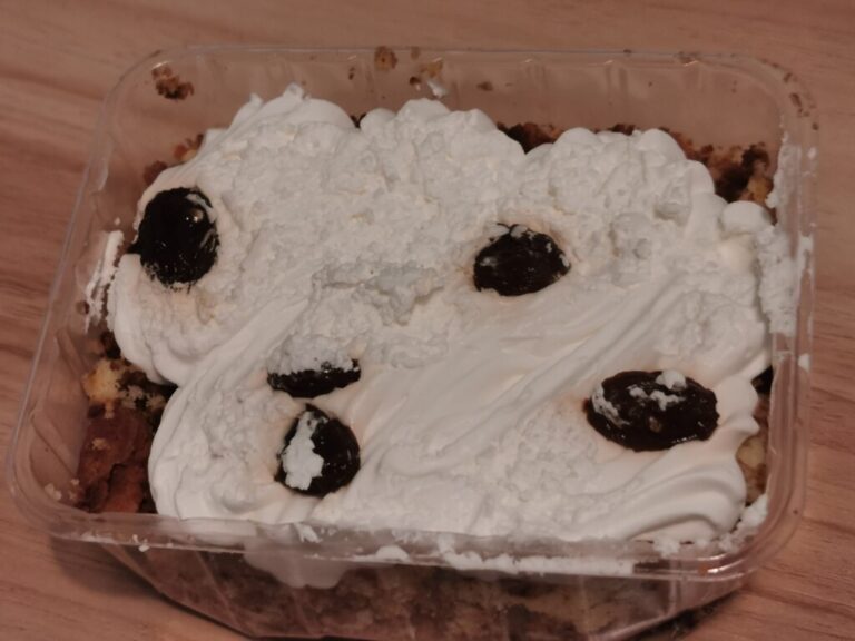 ローソンストア100 しっとりケーキ（ラムレーズン入り） 食べてみました。