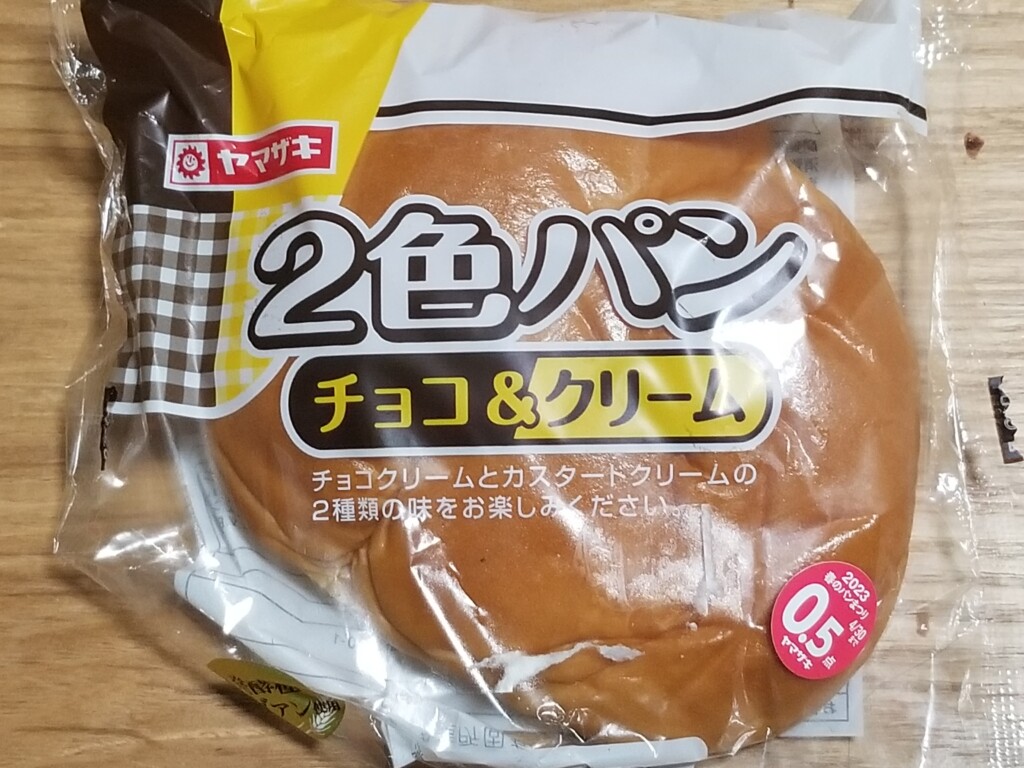 山崎製パン　2色パンチョコ&クリーム